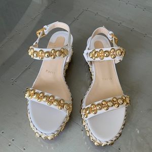 NIb Christian louboutin white gold sandal sz 36